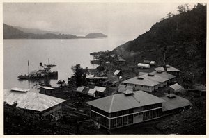 Vista de un grupo de edificios cerca de un gran cuerpo de agua durante la construcción del Canal de Panamá, 1912 o 1913 de Byron Company